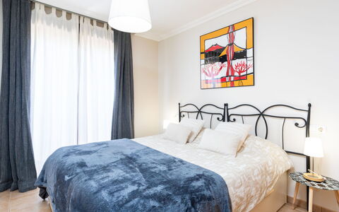 Sunny Tejita: Schlafzimmer, Bett, Möbel, Zimmer, Eigentum, Bettdecke, Bettrahmen, Interior Design, Bedding, Wand