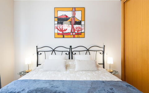 Sunny Tejita: Schlafzimmer, Zimmer, Möbel, Bett, Eigentum, Interior Design, Wand, Bettrahmen, Gelb, Bettdecke