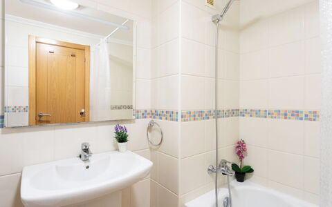 Sunny Tejita: Badezimmer, Eigentum, Zimmer, Fliese, Grundeigentum, Interior Design, Zapfhahn, Gebäude, Die Architektur, Haus