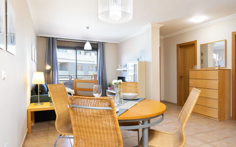 Sunny Tejita: Zimmer, Eigentum, Möbel, Interior Design, Gebäude, Gelb, Haus, Esszimmer, Tabelle, Fussboden