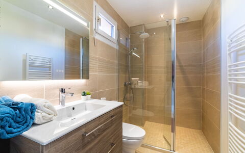 Le Puit Michel: Spiegel, Zapfhahn, Armatur, Sinken, Eigentum, Badezimmerschrank, Bad Sink, Badezimmer, Interior Design, Holz