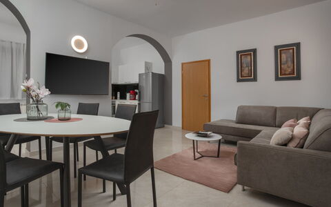 Villa Marina i: Zimmer, Möbel, Interior Design, Eigentum, Wohnzimmer, Decke, Fussboden, Tabelle, Kaffetisch, Gebäude