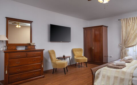 Villa Marina i: Zimmer, Möbel, Deckenventilator, Eigentum, Schlafzimmer, Fussboden, Bett, Hartholz, Interior Design, Holzboden