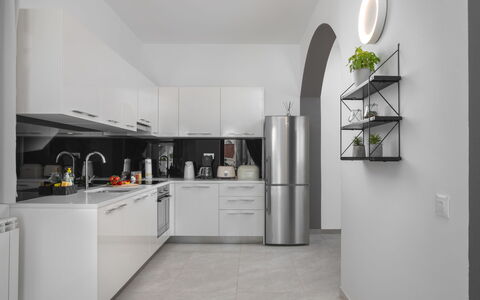 Villa Marina i: Cabinetry, Gebäude, Countertop, Küchengerät, Herd, Interior Design, Küche, Automobil-Design, Haus