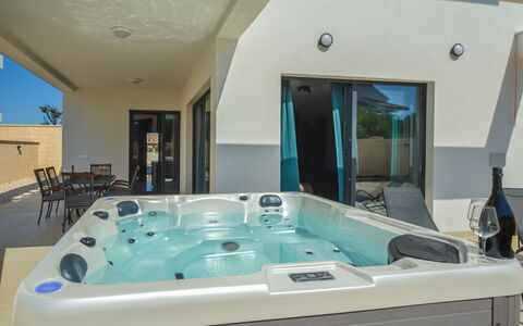 Prova 1: Schwimmbad, Eigentum, Jacuzzi, Badewanne, Zimmer, Jacuzzi, Gebäude, Zuhause, Grundeigentum, Haus