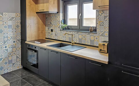 Prova 1: Countertop, Cabinetry, Gebäude, Herd, Küche, Fenster, Sinken, Küchengerät, Zapfhahn, Holz