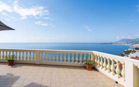Ventimiglia 629: Eigentum, Himmel, Balkon, Ozean, Meer, Azurblau, Grundeigentum, Horizont, Haus, Gebäude