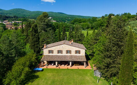 Podere a Lafi: Himmel, Pflanze, Wolke, Grün, Berg, Gebäude, Natur, Natürliche Landschaft, Baum, Haus