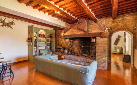 Podere a Lafi: Eigentum, Bilderrahmen, Holz, Interior Design, Strahl, Couch, Fussboden, Flooring, Wand, Wohnzimmer