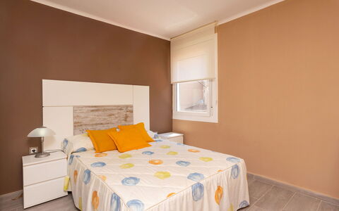Alda: Schlafzimmer, Zimmer, Bett, Möbel, Bettdecke, Eigentum, Bedding, Bettrahmen, Wand, Interior Design