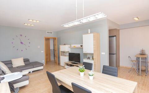 Nova: Zimmer, Eigentum, Interior Design, Möbel, Gebäude, Esszimmer, Decke, Haus, Fussboden, Tabelle