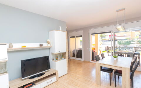 Nova: Möbel, Tabelle, Gebäude, Couch, Pflanze, Holz, Flooring, Fussboden, Wohnzimmer, Feuerstelle