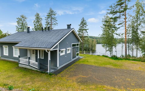 Villa Leinola 1: Möbel, Stuhl, Gartenmöbel, Tabelle, Holz, Tisch Im Freien, Küche & Esszimmer Tisch, Schatten, Garten, Regenschirm