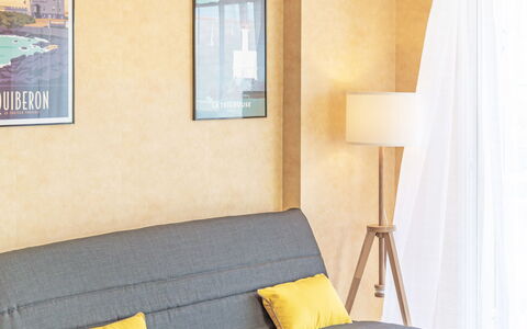 Résidence Ker Eden: Möbel, Zimmer, Eigentum, Gelb, Bett, Schlafzimmer, Interior Design, Wand, Fussboden, Haus