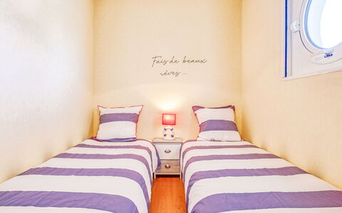 Résidence Ker Eden: Schlafzimmer, Zimmer, Bett, Möbel, Bettdecke, Eigentum, Bedding, Interior Design, Rosa, Lila