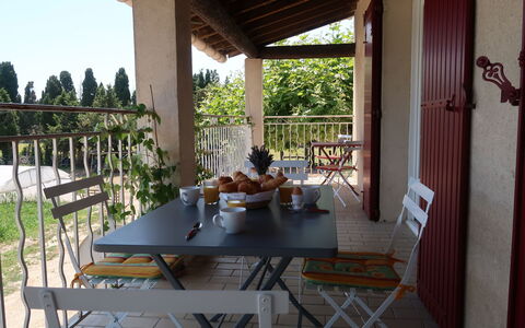 Mas de la Gourmette: Eigentum, Gebäude, Zimmer, Haus, Möbel, Tabelle, Terrasse, Veranda, Balkon, Interior Design