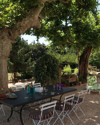 Mas de la Gourmette: Eigentum, Baum, Tabelle, Restaurant, Grundeigentum, Gehölz, Hinterhof, Gebäude, Haus, Garten