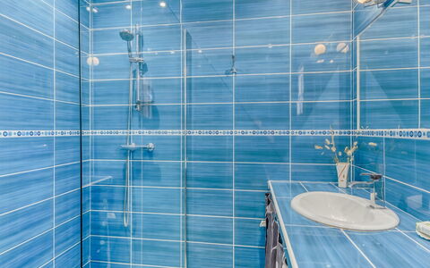 Villa Belios: Armatur, Zapfhahn, Badezimmer, Blau, Azurblau, Duschkopf, Dusche, Sinken, Installation, Linie