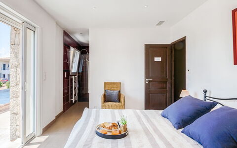 Villa Belios: Möbel, Eigentum, Tabelle, Komfort, Holz, Interior Design, Flooring, Fussboden, Gebäude