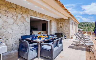 Villa Belios: Eigentum, Möbel, Tabelle, Gebäude, Azurblau, Himmel, Stuhl, Schatten, Interior Design, Gartenmöbel