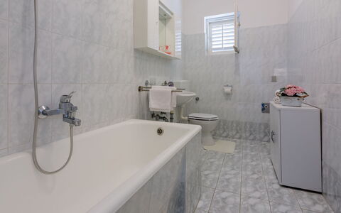 Tea: Badewanne, Armatur, Eigentum, Zapfhahn, Gebäude, Fenster, Badezimmer, Interior Design, Die Architektur