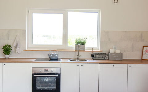 Dom Przy Cisowym Jarze: Cabinetry, Countertop, Gebäude, Spüle, Zapfhahn, Pflanze, Eigentum, Fenster, Küche, Herd