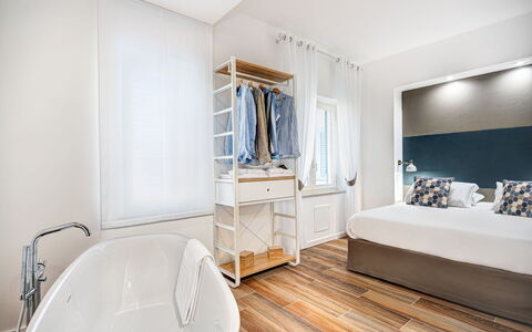 Luxury Blues Apartment: Badewanne, Gebäude, Komfort, Holz, Fussboden, Bettrahmen, Flooring, Tür, Cabinetry