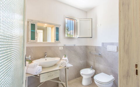 Trullo Del Pioppo Gigante: Spiegel, Armatur, Zapfhahn, Sinken, Bad Sink, Eigentum, Badezimmer, Lila, Toilleten Sitz, Interior Design