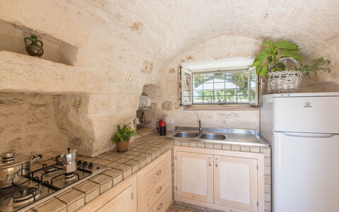 Trullo Del Pioppo Gigante: Cabinetry, Countertop, Gebäude, Eigentum, Spüle, Sinken, Zapfhahn, Küche, Fenster, Holz