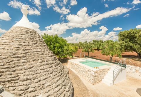 Trullo Del Pioppo Gigante: Wolke, Himmel, Dachdecken, Pflanze, Baum, Haus, Landschaft, Schwimmbad, Gras, Natürliche Landschaft