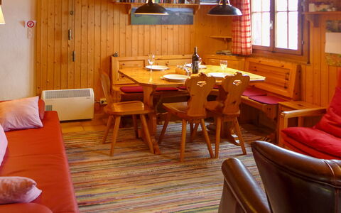 Henri: Tabelle, Möbel, Eigentum, Fenster, Holz, Komfort, Beleuchtung, Interior Design, Gebäude, Flooring