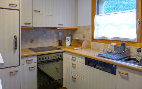 Allmi: Spüle, Cabinetry, Eigentum, Sinken, Countertop, Fenster, Herd, Küchengerät, Küche, Haushaltsgerät