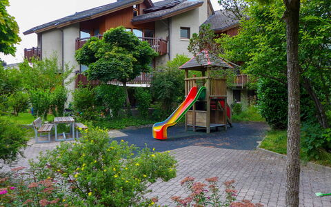 Allmi: Pflanze, Gebäude, Eigentum, Fenster, Baum, Haus, Himmel, Grundstueck, Urban Design, Gras