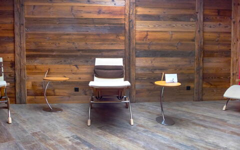 Dione: Fussboden, Möbel, Holz, Zimmer, Flooring, Hartholz, Holzboden, Wand, Interior Design, Sperrholz