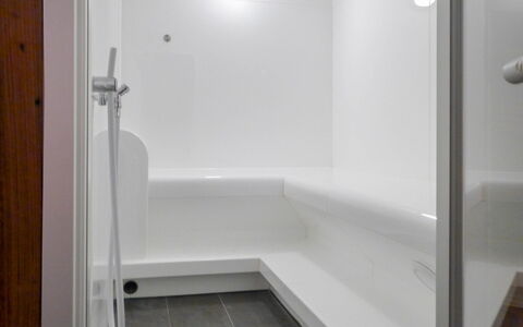 Dione: Eigentum, Badezimmer, Zimmer, Badewanne, Armatur, Fliese, Die Architektur, Fussboden, Interior Design