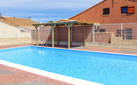 L'Hacienda: Wasser, Himmel, Eigentum, Schwimmbad, Pflanze, Gebäude, Azurblau, Holz, Schatten, Die Architektur
