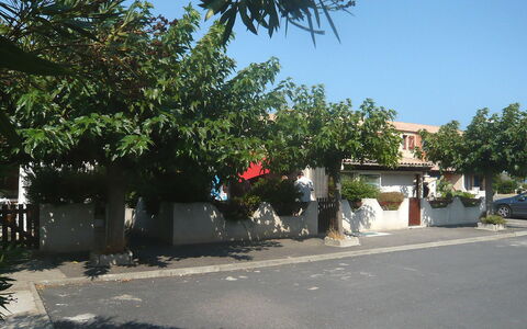 L'Hacienda: Eigentum, Baum, \Stadt, Wohngebiet, Nachbarschaft, Himmel, Grundeigentum, Strasse, Pflanze, Strasse