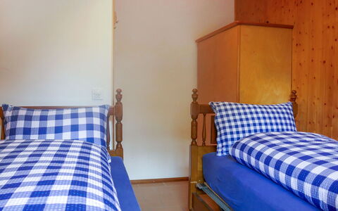 La Casina: Schlafzimmer, Bett, Zimmer, Möbel, Eigentum, Bettdecke, Bedding, Wand, Bettrahmen, Matratze