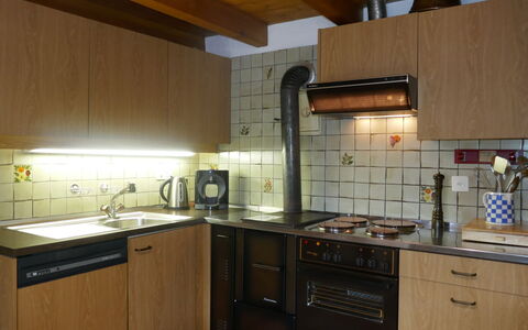 La Casina: Countertop, Cabinetry, Spüle, Eigentum, Sinken, Küche, Küchengerät, Herd, Holz, Zapfhahn