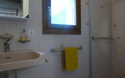 La Casina: Eigentum, Sinken, Zapfhahn, Armatur, Bad Sink, Badezimmer, Fenster, Lila, Interior Design