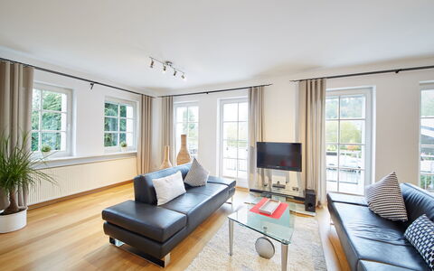 Am Golf- und Reitpark: Wohnzimmer, Zimmer, Möbel, Eigentum, Interior Design, Gebäude, Haus, Kaffetisch, Zuhause, Fussboden