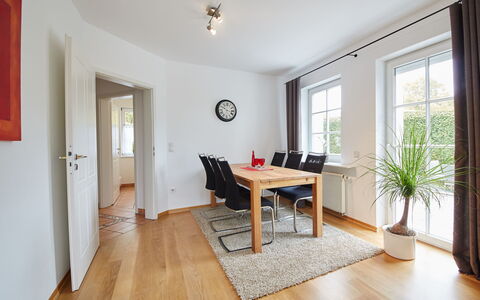 Am Golf- und Reitpark: Zimmer, Eigentum, Möbel, Fussboden, Wohnzimmer, Interior Design, Gebäude, Holzboden, Hartholz, Haus