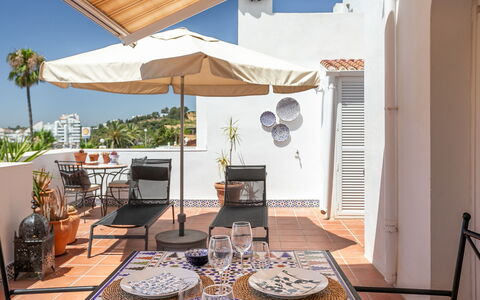 Sol de Estepona: Flooring, Möbel, Fussboden, Stuhl, Blumentopf, Zimmerpflanze, Balkon, Gartenmöbel, Küche & Esszimmer Tisch, Fliese