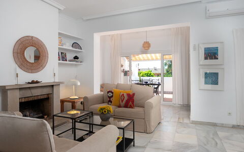 Sol de Estepona: Möbel, Interior Design, Flooring, Fussboden, Decke, Couch, Tabelle, Holz, Wohnzimmer, Stuhl