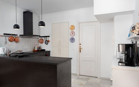 Sol de Estepona: Möbel, Interior Design, Flooring, Wand, Fussboden, Küche, Countertop, Light Fixture, Holz, Cabinetry