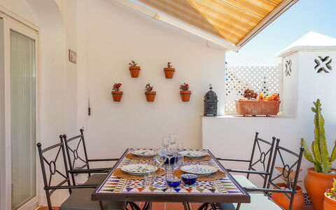 Sol de Estepona: Möbel, Flooring, Fussboden, Interior Design, Blumentopf, Stuhl, Zimmerpflanze, Küche & Esszimmer Tisch, Holzbeize, Esszimmer