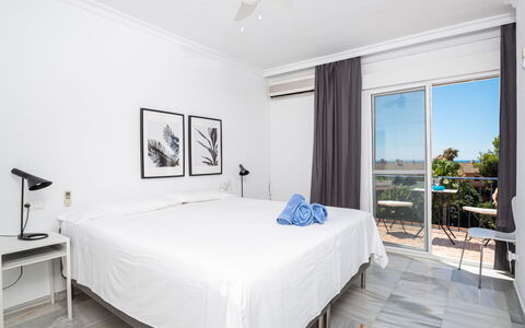 Sol de Estepona: Schlafzimmer, Möbel, Zimmer, Bett, Eigentum, Bettdecke, Bettrahmen, Fussboden, Interior Design, Matratze