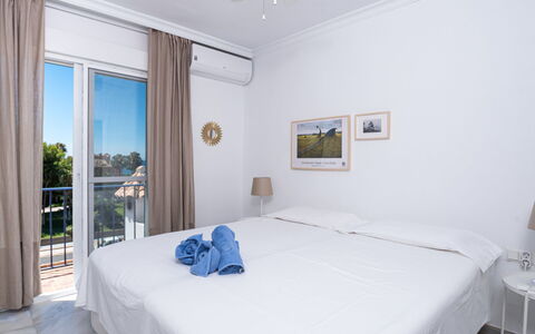 Sol de Estepona: Schlafzimmer, Zimmer, Möbel, Bett, Eigentum, Bettdecke, Bettrahmen, Interior Design, Suite, Gebäude