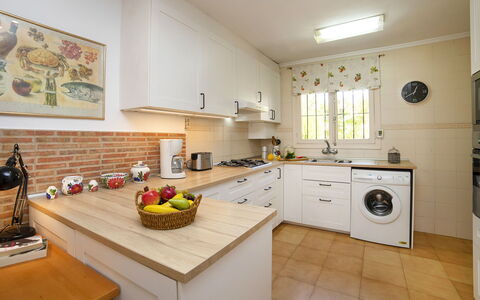 Vega: Eigentum, Zimmer, Küche, Countertop, Möbel, Cabinetry, Grundeigentum, Gelb, Gebäude, Interior Design
