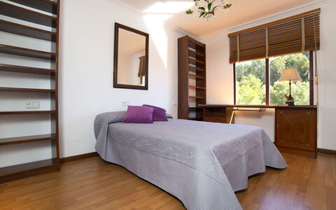 Bernia Golf: Schlafzimmer, Bett, Möbel, Zimmer, Bettdecke, Matratze, Interior Design, Eigentum, Bettrahmen, Bedding